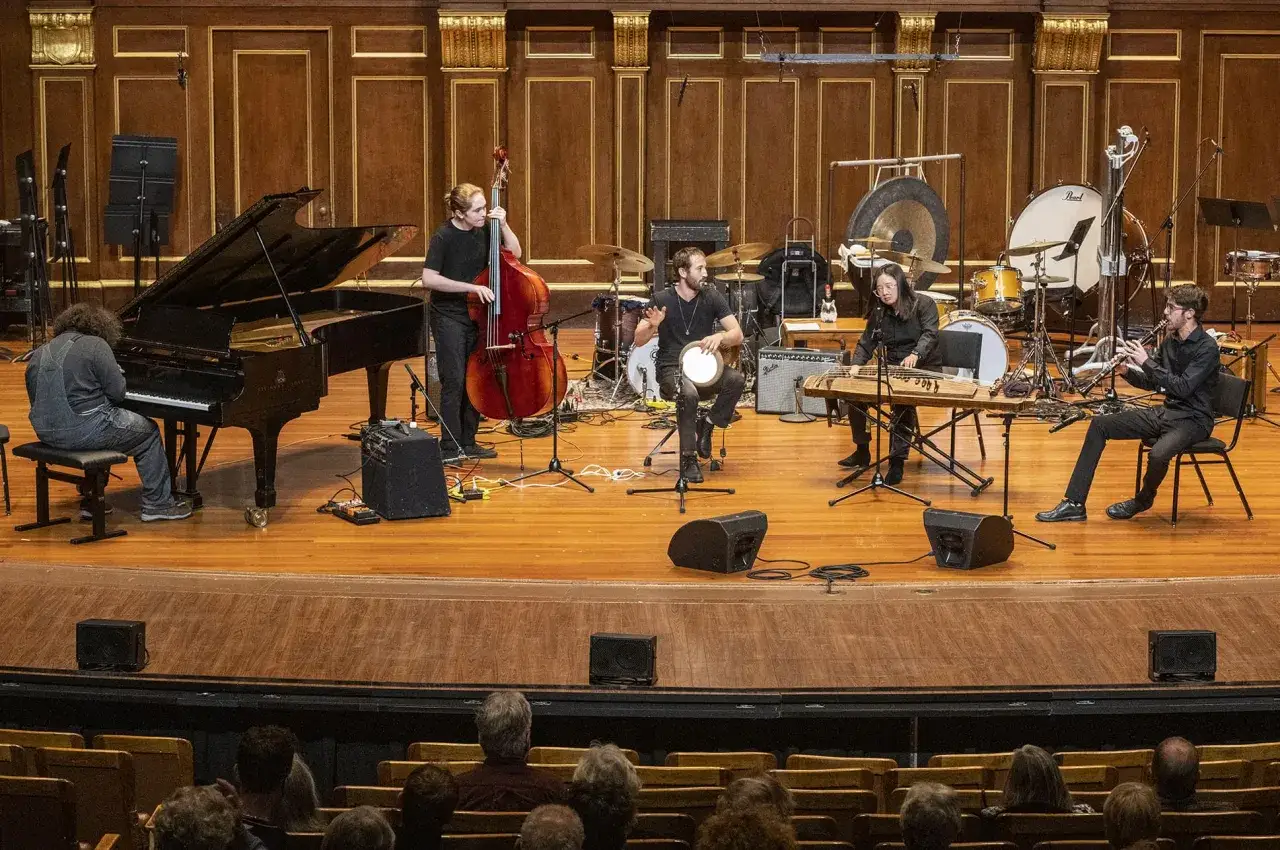Musiker spielen ein klassisches Musical auf der B&uuml;hne: Klavier, Kontrabass, Schlagzeug, Klarinette und Zither.